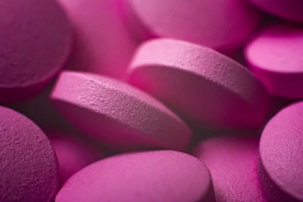 Bir sürü pembe hap. Pills makro. tabletler tıpta arka plan olarak kullanabilirsiniz.