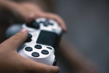 Joystick oyunda. Gamepad tutan ellerin yakın çekim. Oyun konsepti.