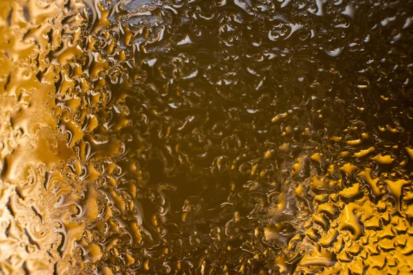 Bira şişesine su damlaları. Bir bardak bira. Yakın çekim. Su damlaları arka plan.