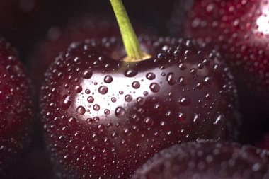 Tatlı ve lezzetli kiraz. Yakından kapatın. Su damlaları ile kiraz yığını arka plan olarak kullanabilirsiniz.