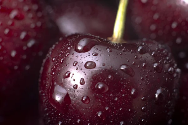 Черри. Фон крупным планом свежие вишни. Вишневая ягода с каплей воды . — стоковое фото