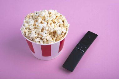 Televizyon izlerken snack için bir kağıt kutusunda gevrek taze patlamış mısır üst görünümü. Patlamış mısır ve film.