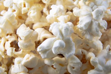 Solt patlamış mısır yakın çekim. Patlamış mısırın arka planı. Bir film için atıştırmalıklar ve yiyecekler