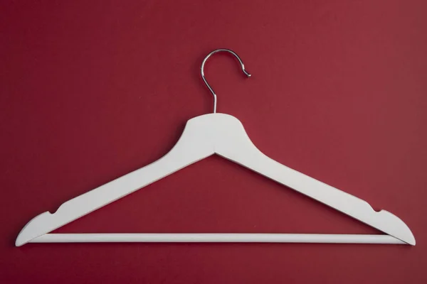 Kırmızı arka planda izole edilmiş beyaz ahşap klonaskı. Fasion kavramı. Satış clother. Düz yatıyordu