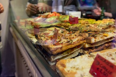 Lezzetli pizzalar ve Focaccia ekmeği satan yerel fırın.