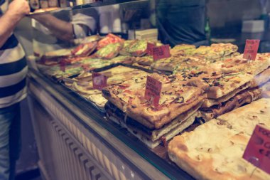 Lezzetli pizzalar ve Focaccia ekmeği satan yerel fırın.
