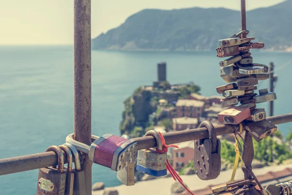 Lovelocks locked to a fence with sea view. — Stock Photo, Image