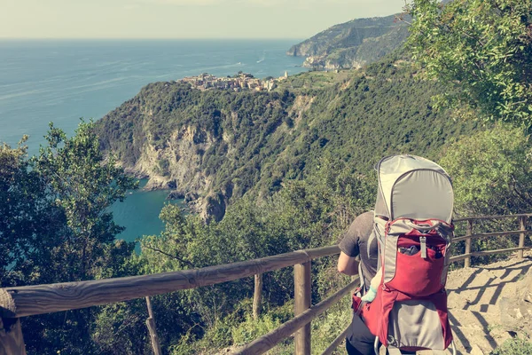 Kıyı iz hiking bir taşıyıcıya çocuğunu taşıyan baba. — Stok fotoğraf