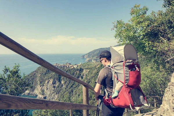 Kıyı iz hiking bir taşıyıcıya çocuğunu taşıyan baba. — Stok fotoğraf