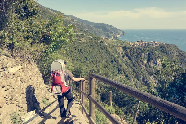 Kıyı iz hiking bir taşıyıcıya çocuğunu taşıyan baba. — Stok fotoğraf