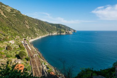 Bir sahil şeridi takip demiryolu.