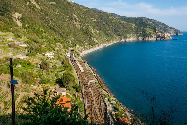 Ferrovia lungo una linea costiera . — Foto Stock