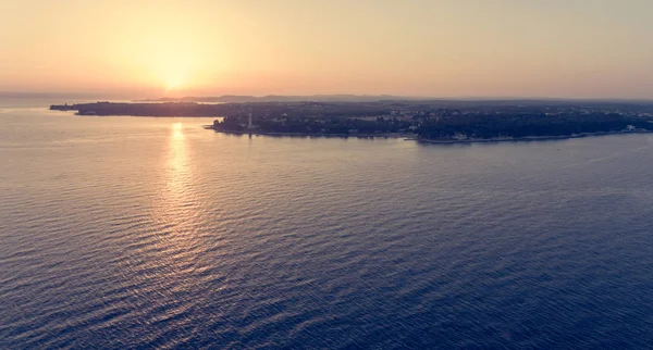 Захватывающая панорама морского пейзажа на восходе солнца . — стоковое фото