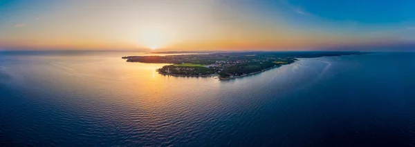 Velkolepé letecké seascape panorama při západu slunce. — Stock fotografie