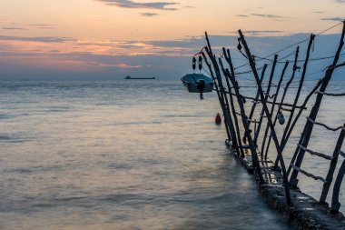 Güzel gün batımı Panoraması denizde.