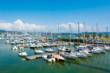 Yoğun liman gemi ve tekneler içinde yuvalanmış olan.