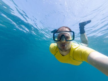 Bir selfie snorkling süre alarak erkek dalgıç.