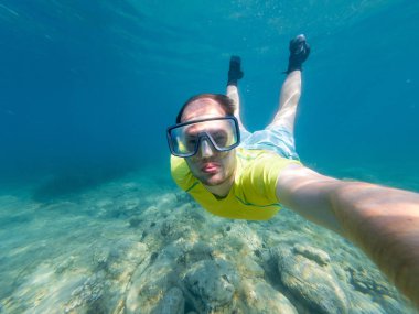Bir selfie snorkling süre alarak erkek dalgıç.