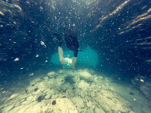 Buzo macho nadando a través de un túnel submarino natural . — Foto de Stock