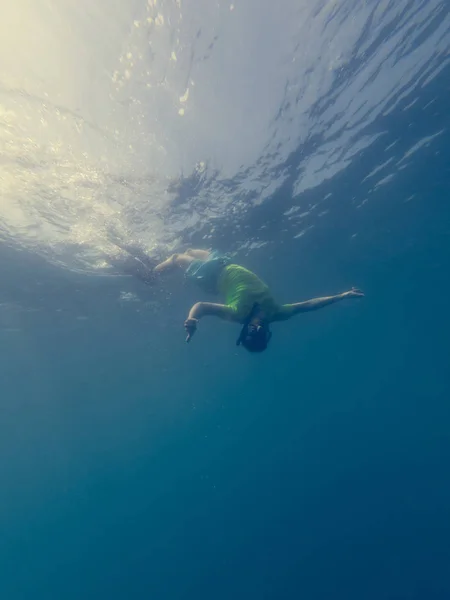 Plongeur masculin nageant dans l'océan profitant de l'été . — Photo