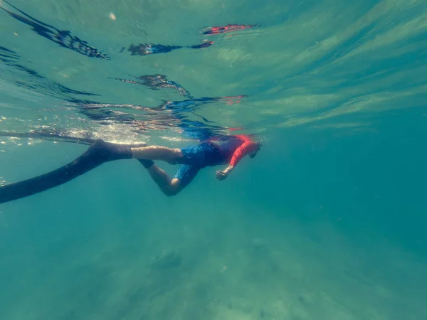 Manliga dykare simmar i havet som njuter av sommaren. — Stockfoto