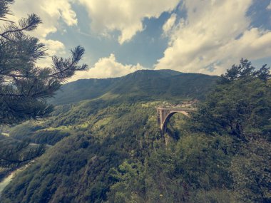 Derin bir vadi geçiş beton Kemer Köprüsü.