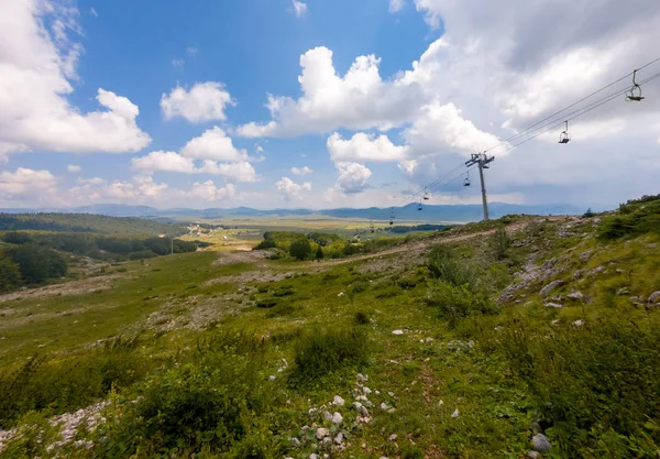 Ski lifts during the summer with green pastures. — Stock Photo, Image