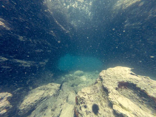 바다에서 자연 수 중 터널을 통해 다이빙. — 스톡 사진