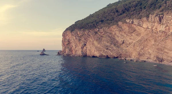 Aeriel utsiktsplats av tvärbranta klippor att höja från havet. — Stockfoto