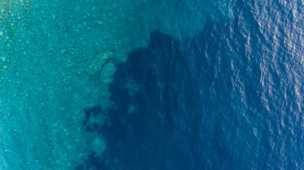 Drop down view of blue sea with rocks. — Stock Photo, Image