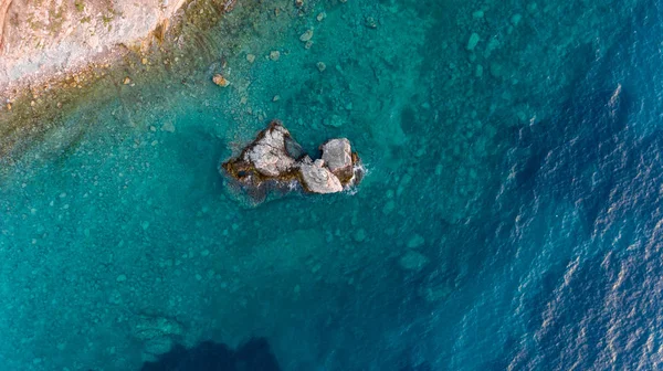 Vista descendente del mar azul con rocas . — Foto de Stock