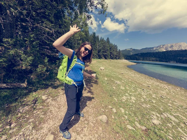 Mujer feliz saltando y disfrutando de la gran al aire libre . — Foto de Stock