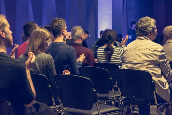 Audience applauds to speaker at business conference. — Stock Photo, Image