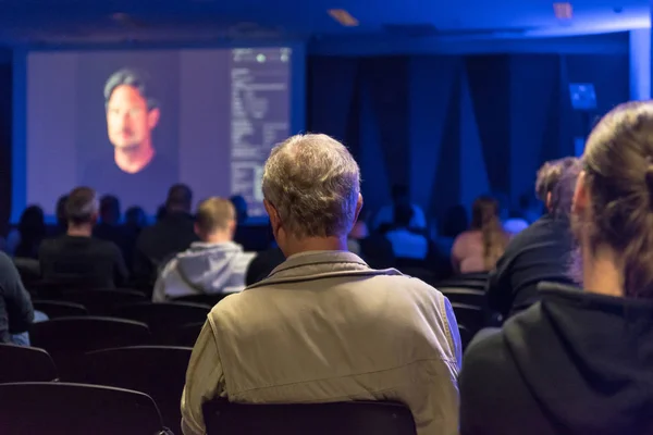Люди слушают презентацию на конференции в помещении . — стоковое фото