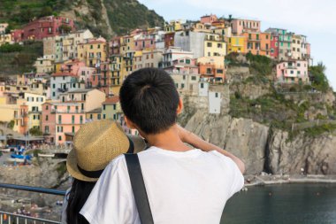 Turist çift geleneksel liman kenti bir kucaklama kucakladı.