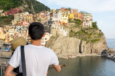 Turist çift geleneksel liman kenti bir kucaklama kucakladı.