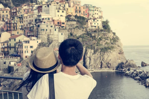 Pareja de turistas mirando la tradicional ciudad portuaria abrazada en un abrazo . — Foto de Stock