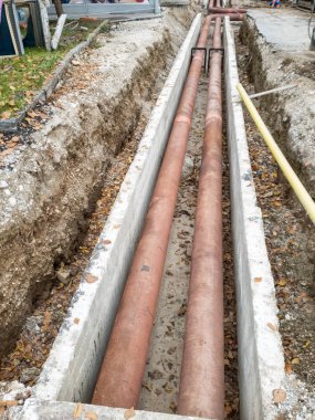 Metal boru beton hendek açık koydu.