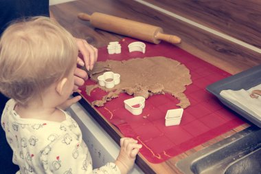 Çocuk nasıl evde kurabiye yapmak için öğrenme.