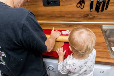 Anne ve kızı mutfakta kurabiye.