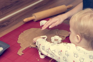 Çocuk nasıl evde kurabiye yapmak için öğrenme.