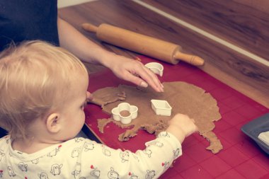 Çocuk nasıl evde kurabiye yapmak için öğrenme.