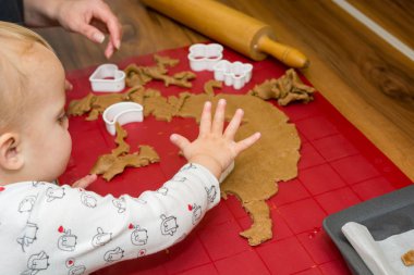 Annesi kızının kurabiye pişirmeye öğreterek.