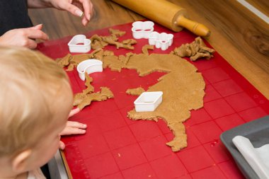 Annesi kızının kurabiye pişirmeye öğreterek.