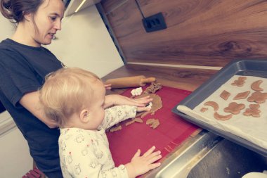 Anne ve kızı mutfakta kurabiye.