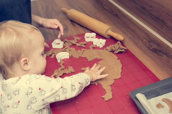 Annesi kızının kurabiye pişirmeye öğreterek.