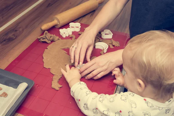 Annesi kızının kurabiye pişirmeye öğreterek.