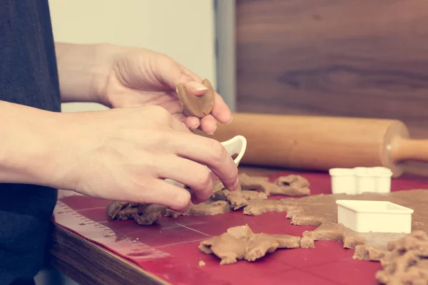 Close up of female hands shaping delicious cookies. — Stock Photo, Image