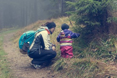 Etkin anne kızıyla birlikte doğa keşfetmek.