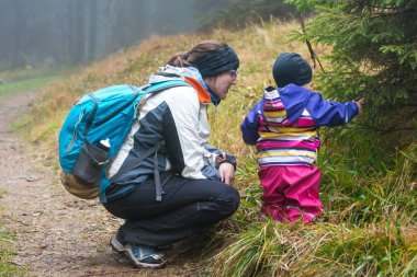 Etkin anne kızıyla birlikte doğa keşfetmek.